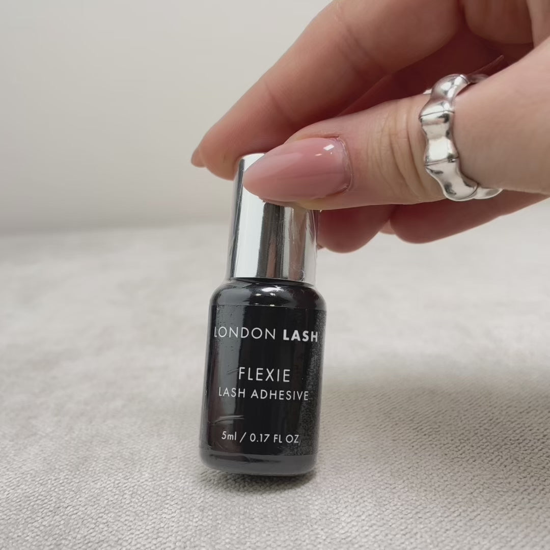 Colla/adesivo flessibile